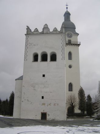 Klocktorn i renässansstil framför Helige Antonius kyrka i Spišská Belá, Slovakien (2011/12).
